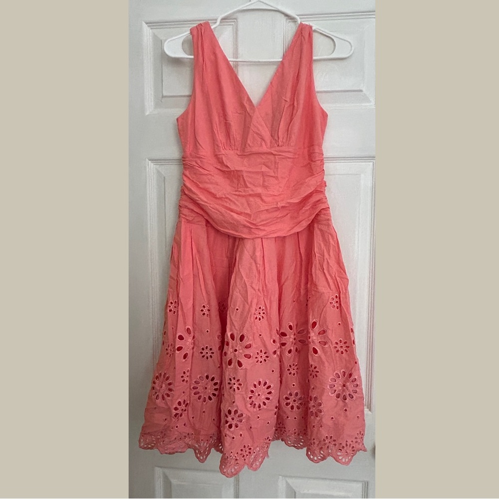 Sleeveless v neck dress embroidered skirt